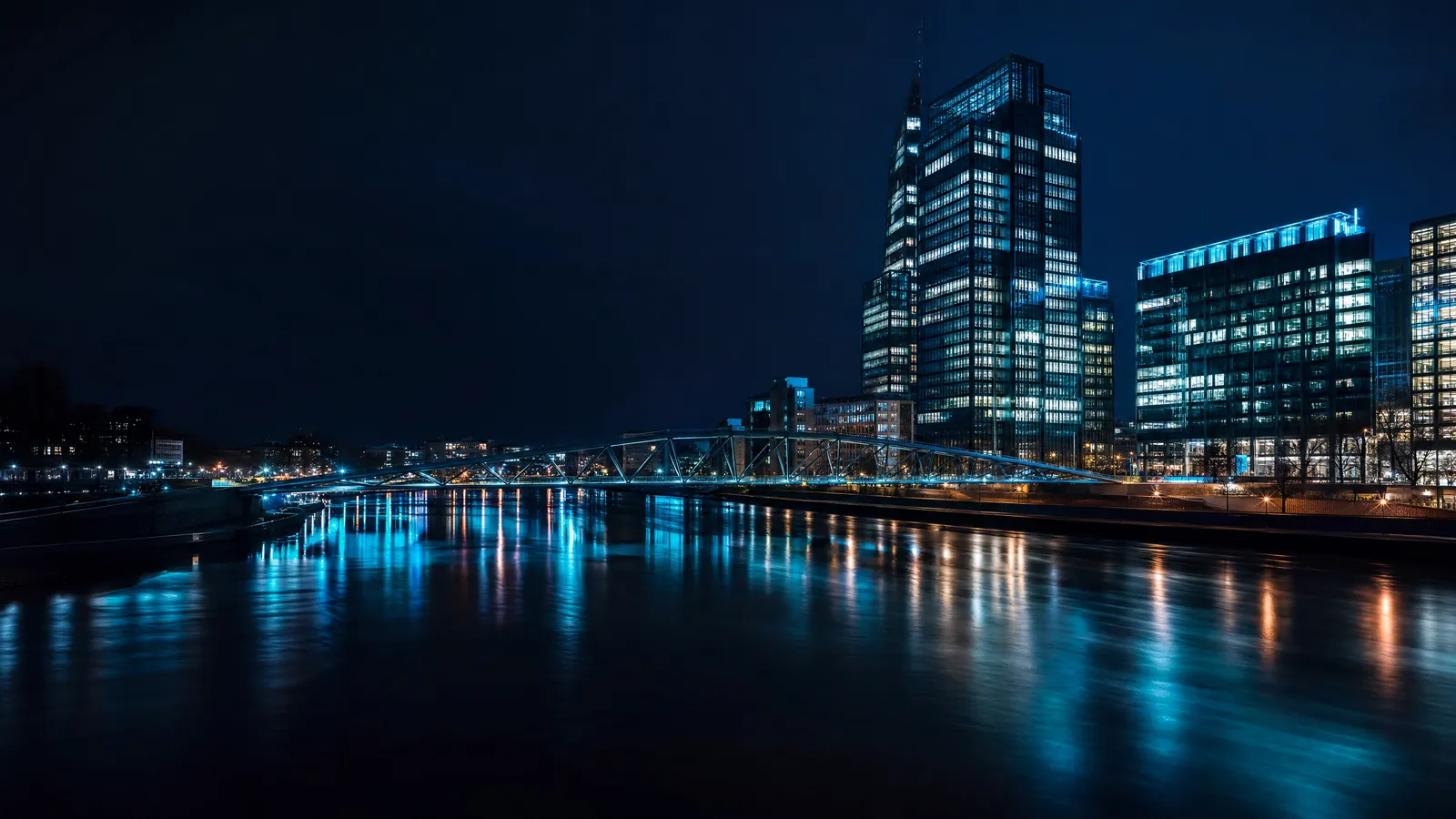 Bürotürme spiegeln sich zur blauen Stunde im Fluss