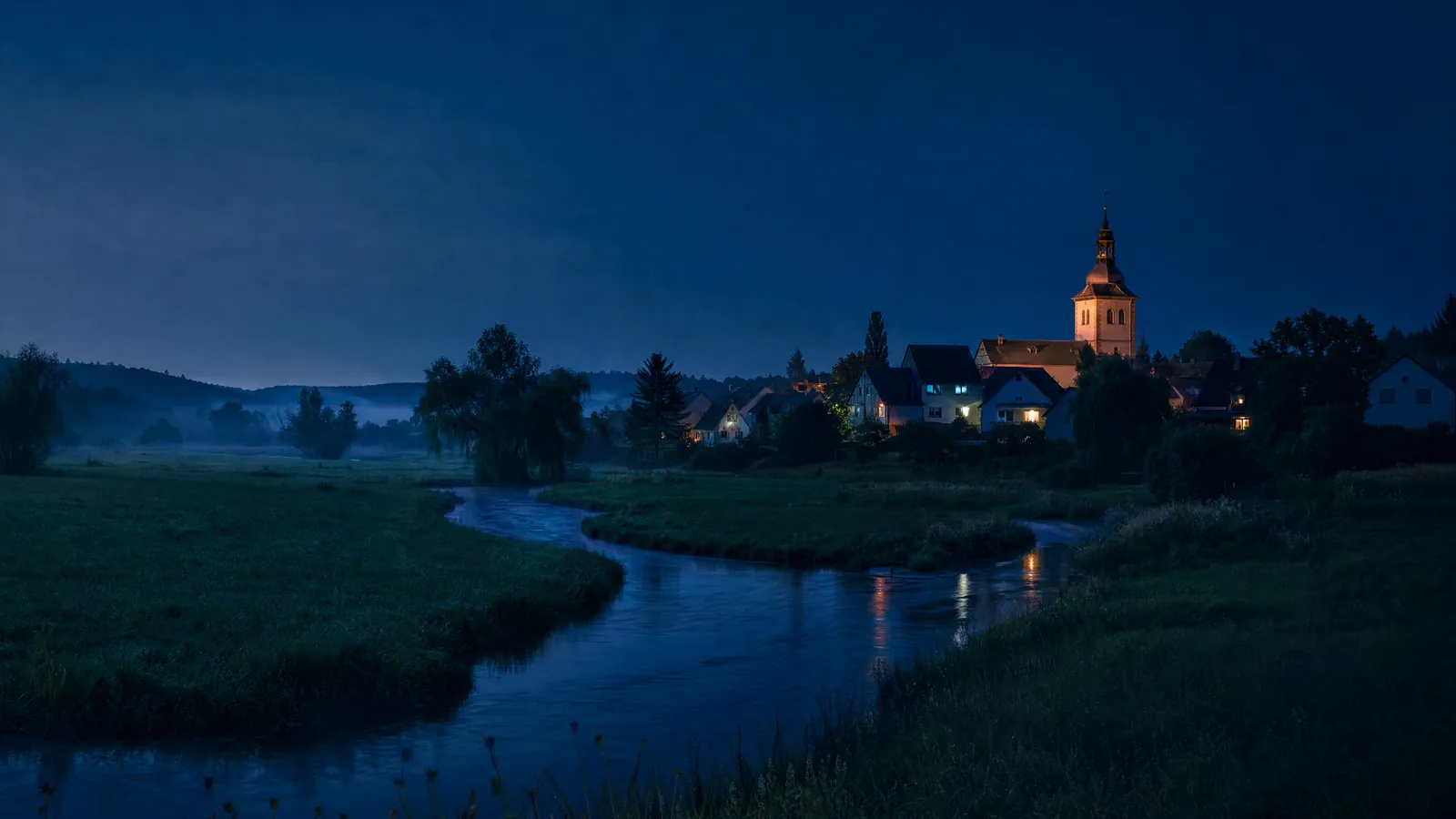 Wetterau-Landschaft mit Fluss, Wiesen und kleiner Stadt im Abendlicht